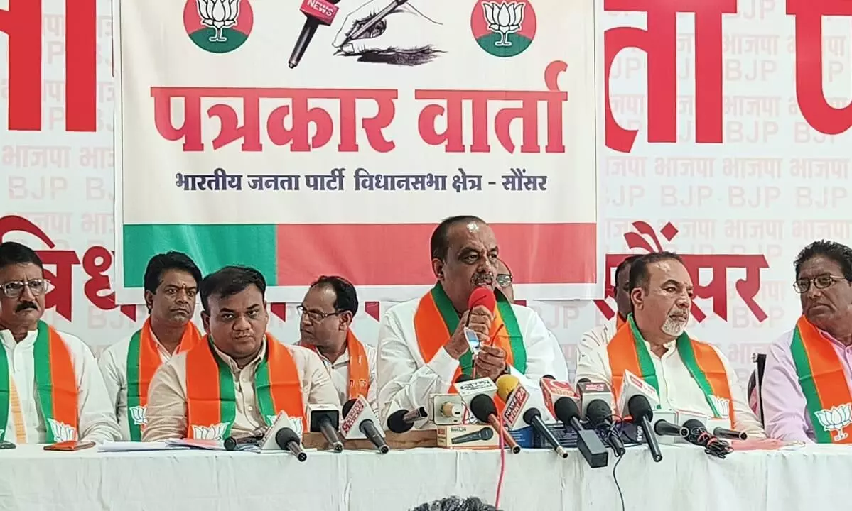 सौंसर विधायक चौरे ने निज सहायक और उसके परिवार को दिए स्वेच्छानुदान के साढ़े १७ लाख सौंसर विधायक चौरे ने निज सहायक और उसके परिवार को दिए स्वेच्छानुदान के साढ़े १७ लाख
