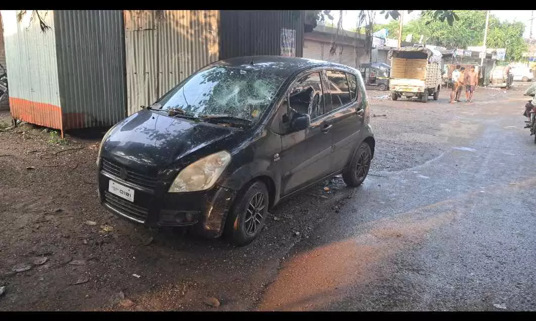 आधी रात को नौ वाहनों में तोड़फोड़, पुलिस हिरासत में तीन संदिग्ध आधी रात को नौ वाहनों में तोड़फोड़, पुलिस हिरासत में तीन संदिग्ध
