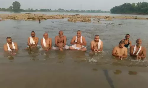 पितृपक्ष में पितरों को श्रृद्धा व विश्वास के साथ कर रहे तर्पण पितृपक्ष में पितरों को श्रृद्धा व विश्वास के साथ कर रहे तर्पण