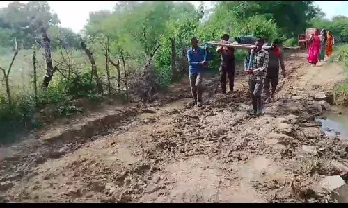 सरकार के दावों की खुली पोल, सड़क न होने से गर्भवती महिला को खटिया पर पहुंचाया मुख्य सड़क तक सरकार के दावों की खुली पोल, सड़क न होने से गर्भवती महिला को खटिया पर पहुंचाया मुख्य सड़क तक