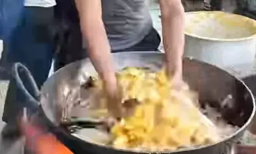 हलवाई ने खौलते हुए तेल में डाला हाथ, तो सभी यूजर्स रह गए हैरान, वीडियो हो रहा तेजी से वायरल