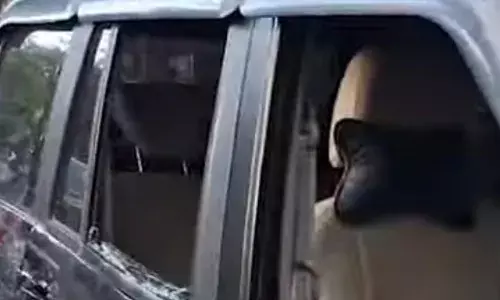 दिनदहाड़े कार का शीशा तोड़कर उड़ाए 29.70 लाख रुपये, अज्ञात चोर बाइक से फरार