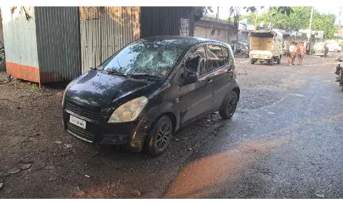 आधी रात को नौ वाहनों में तोड़फोड़, पुलिस हिरासत में तीन संदिग्ध आधी रात को नौ वाहनों में तोड़फोड़, पुलिस हिरासत में तीन संदिग्ध