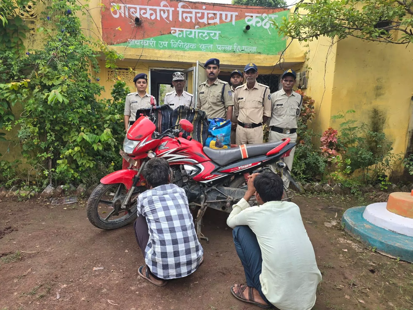 350 पाव अवैध शराब और मोटर साइकिल जप्त कर दो आरोपियों को आबकारी ने जेल भेजा 350 पाव अवैध शराब और मोटर साइकिल जप्त कर दो आरोपियों को आबकारी ने जेल भेजा