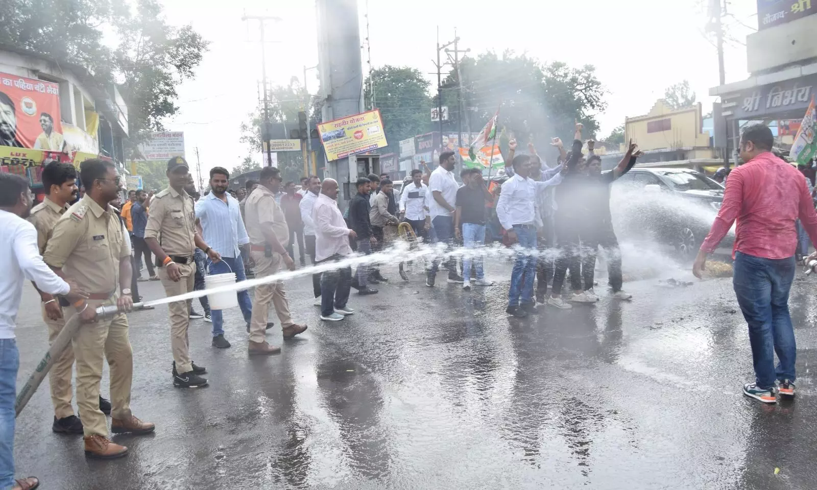 पुतला दहन के दौरान हादसा, कांग्रेस के प्रदर्शन के दौरान चार पुलिसकर्मी झुलसे पुतला दहन के दौरान हादसा, कांग्रेस के प्रदर्शन के दौरान चार पुलिसकर्मी झुलसे