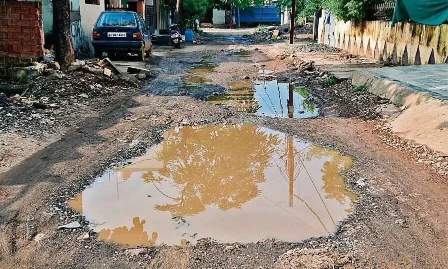 नवनिवेश कॉलोनी की सड़क पर गड्ढे ही गड्ढे, सड़क ढूंढ़ना हो रहा मुश्किल नवनिवेश कॉलोनी की सड़क पर गड्ढे ही गड्ढे, सड़क ढूंढ़ना हो रहा मुश्किल