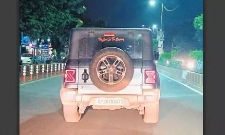 रात में सड़क पर फर्राटा भरती रहीं काली फिल्म लगी कारें रात में सड़क पर फर्राटा भरती रहीं काली फिल्म लगी कारें