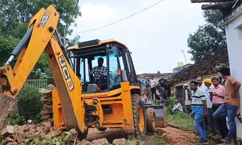 अतिक्रमणकारी पर चला प्रशासन का बुलडोजर, बृजपुर में पुराना आम रास्ता हुआ साफ कार्यवाही के द्वौरान जमकर हुआ वादविवाद