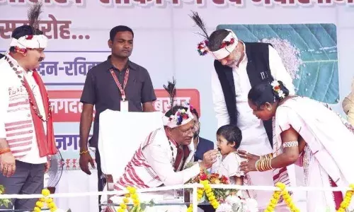 मुख्यमंत्री विष्णुदेव साय का आत्मीय और वात्सल्यपूर्ण व्यवहार : नन्ही बच्ची भूमिका बघेल को दुलारते हुए खिलाया महुआ लड्डू