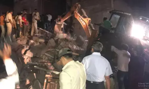 इंदौर में भरभराकर गिरी 3 मंजिला इमारत, हादसे में 10 लोग बुरी तरह हुए घायल, मौके पर रेस्क्यू टीम और जेसीबी इंदौर में भरभराकर गिरी 3 मंजिला इमारत, हादसे में 10 लोग बुरी तरह हुए घायल, मौके पर रेस्क्यू टीम और जेसीबी