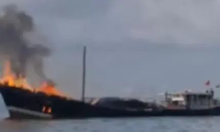 गुजरात के पोरबंदर बंदरगाह पर एक कार्गो जहाज में आग लगी