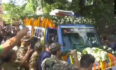 जुबीन गर्ग के अंतिम संस्कार में शामिल होने के लिए कमरकुची एनसी गांव के श्मशान घाट पर बड़ी संख्या में लोग एकत्रित हुए।