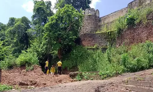 गुप्त खजाने की तलाश में  माणिकगढ़ किले के नीचे जेसीबी से खुदाई!