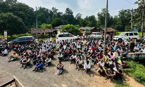 मुर्गे लड़ा रहे थे, 92 हुए गिरफ्तार वाहन सहित 44 लाख का माल जब्त