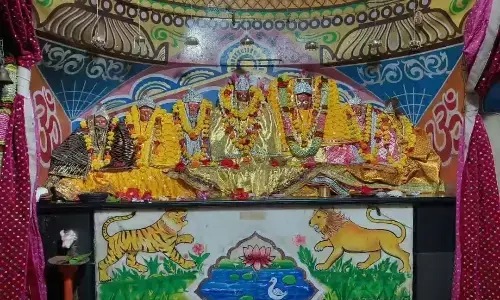 नवरात्रि की बैठकी के साथ ही देवी मंदिरों में उमड़े श्रृद्धालु नवरात्रि की बैठकी के साथ ही देवी मंदिरों में उमड़े श्रृद्धालु