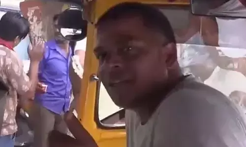 भारत घूमने आए रशियन शख्स ने की ऑटो वाले से बात, तो फ्रेंच सुनकर रह गया दंग, वीडियो हो रहा वायरल भारत घूमने आए रशियन शख्स ने की ऑटो वाले से बात, तो फ्रेंच सुनकर रह गया दंग, वीडियो हो रहा वायरल