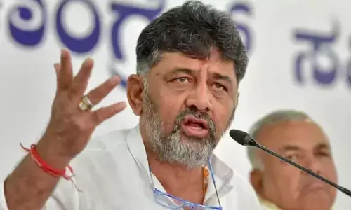 प्रधानमंत्री आवास के सामने की सड़कें गड्ढों में हुई तब्दील, जमकर बरसे कर्नाटक के डिप्टी सीएम