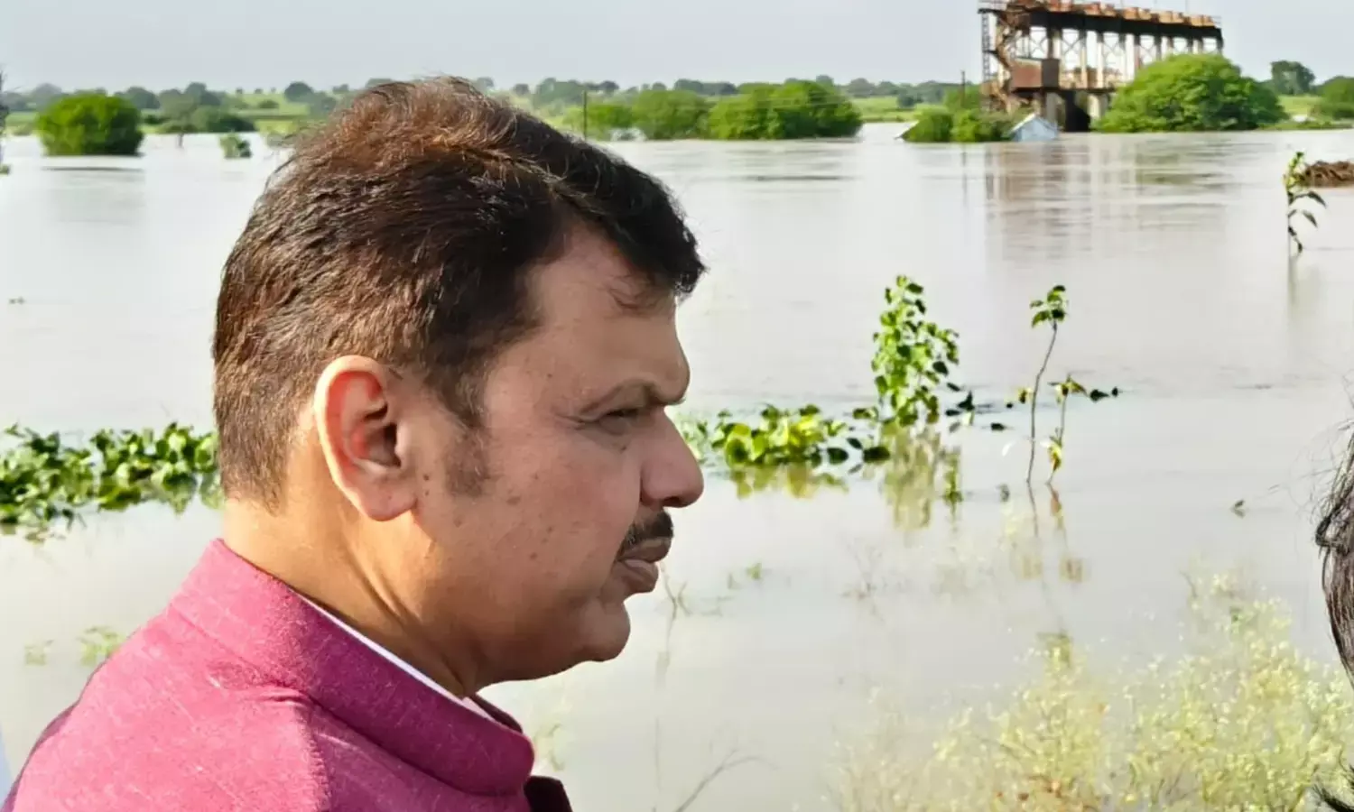 मुख्यमंत्री फडणवीस ने अपने दोनों उपमुख्यमंत्री और मंत्रियों के साथ किया बाढ़ग्रस्त इलाकों का दौरा