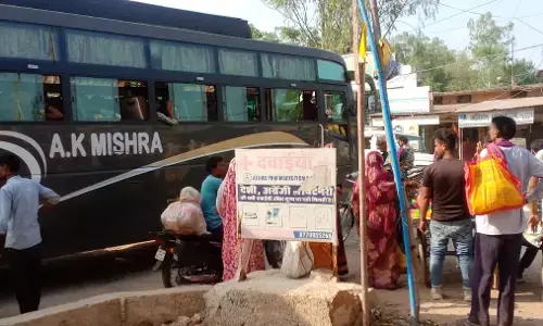 अस्पताल के सामने लगता है साप्ताहिक बाजार, खतरे में जिंदगियां अस्पताल के सामने लगता है साप्ताहिक बाजार, खतरे में जिंदगियां