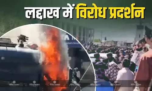 लेह लद्दाख में अपनी मांगों को लेकर जेन जी ने किया भारी विरोध प्रदर्शन, बीजेपी कार्यालय में भी लगाई आग, जानें क्या हैं ताजा हालात