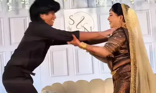 स्टेज पर दुल्हन ने अपने दूल्हे की जगह अकेले ही बनाई रील, पटका एक शख्स को तो दुल्हे की सिट्टी-पिट्टी हो गई गुल, वीडियो वायरल