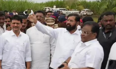 बाढ़ग्रस्त करंजा गांव में उपमुख्यमंत्री शिंदे का दौरा, कर्ज़ में डूबे किसान ने की आत्महत्या बाढ़ग्रस्त करंजा गांव में उपमुख्यमंत्री शिंदे का दौरा, कर्ज़ में डूबे किसान ने की आत्महत्या