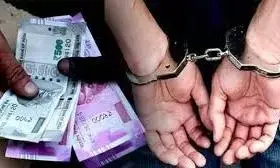 रिश्वतखोरी के मामले में दो पुलिसकर्मी और एक आरोपी रंगेहाथ गिरफ्तार रिश्वतखोरी के मामले में दो पुलिसकर्मी और एक आरोपी रंगेहाथ गिरफ्तार