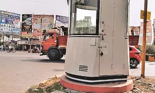 लाखों के स्मार्ट ट्रैफिक पुलिस बूथ लावारिस पड़े, रख-रखाव के अभाव में दम तोड़ रहे
