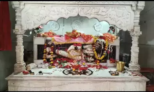 अद्भुत है मां कंकाली का मंदिर, सैया पर विराजमान है मां कंकाली, मां के पैरों से कांटे निकाल रही है दासी