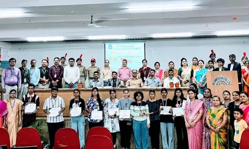 डॉ. आंबेडकर कॉलेज में सड़क सुरक्षा जागरूकता और पोस्टर प्रतियोगिता, सफलता का सिखाया गुरुमंत्र