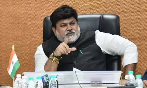 उद्योग मंत्री सामंत के निर्देश – गांव और खेतों में न घुसे बारिश का पानी, तुरंत करें उपाय उद्योग मंत्री सामंत के निर्देश – गांव और खेतों में न घुसे बारिश का पानी, तुरंत करें उपाय