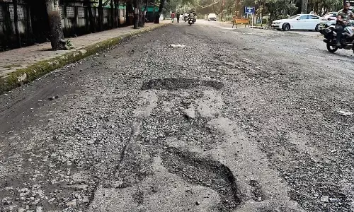 उखड़ी सड़क पर हादसों का खतरा, रहवासी और राहगीर हो रहे परेशान, सुनवाई नहीं उखड़ी सड़क पर हादसों का खतरा, रहवासी और राहगीर हो रहे परेशान, सुनवाई नहीं