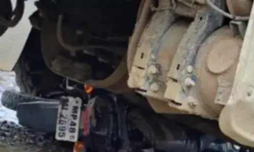 हाईवे पर मौत का तांडव, डम्पर की टक्कर से दंपति और बेटे की मौत, बड़ा बेटा गंभीर