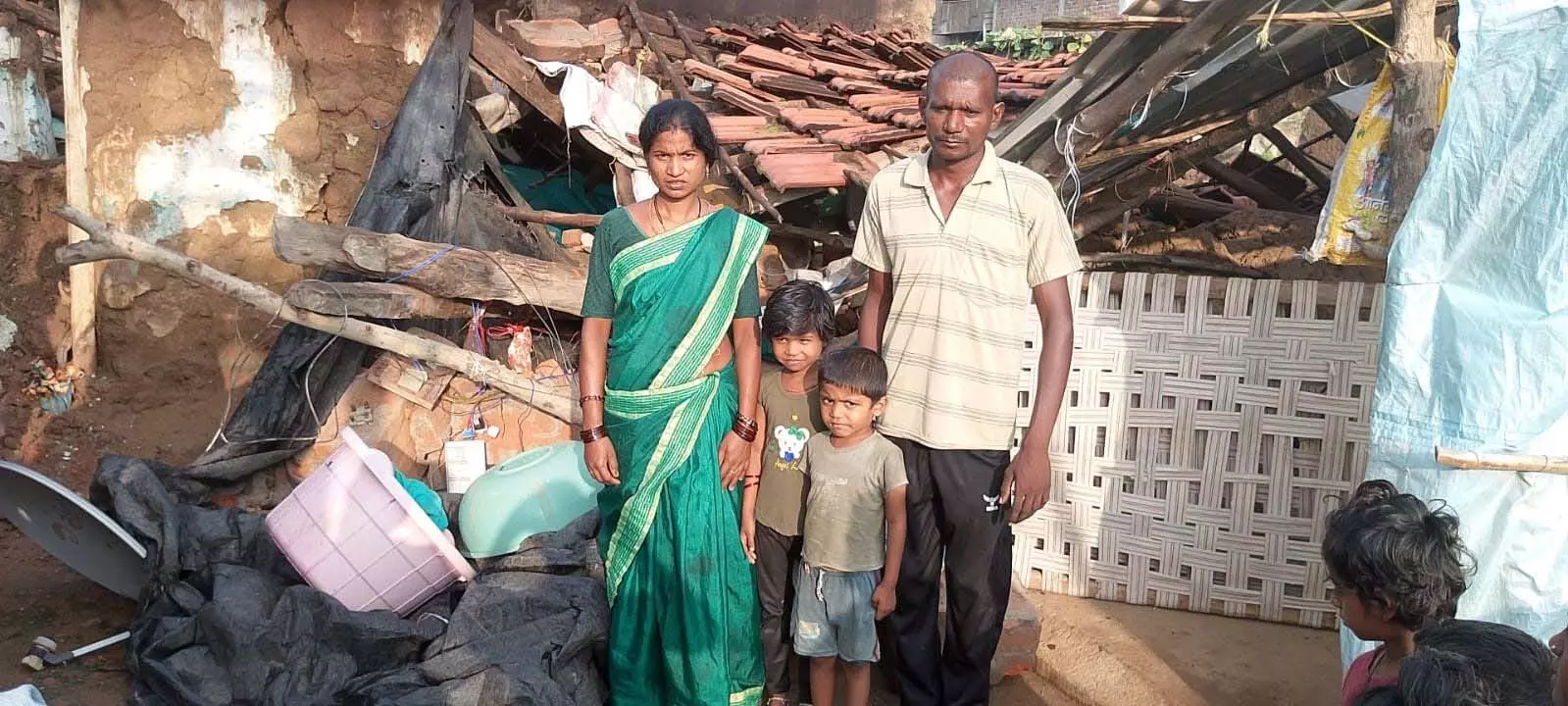 गडचिरोली में बारिश का कहर, देर रात ढहा मकान, बाल-बाल बचा परिवार गडचिरोली में बारिश का कहर, देर रात ढहा मकान, बाल-बाल बचा परिवार