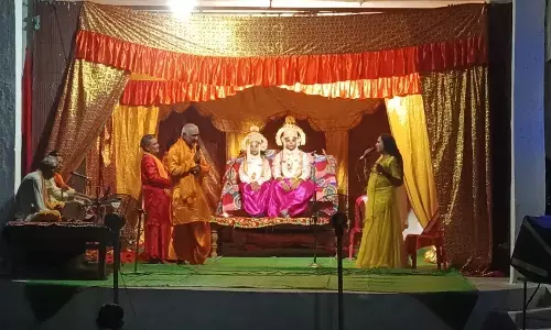 चित्रकूट से आई रामलीला पार्टी द्वारा किया जा रहा रामलीला का मंचन चित्रकूट से आई रामलीला पार्टी द्वारा किया जा रहा रामलीला का मंचन