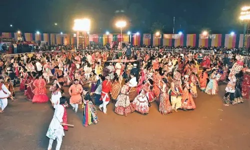 गुजराती गीतों के साथ बॉलीवुड म्यूजिक पर भी थिरके लोग गुजराती गीतों के साथ बॉलीवुड म्यूजिक पर भी थिरके लोग