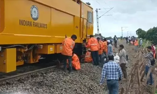ट्रेन चालक की सतर्कता से टली बड़ी दुर्घटना, अतिवृष्टि का रेलवे पर भी असर ट्रेन चालक की सतर्कता से टली बड़ी दुर्घटना, अतिवृष्टि का रेलवे पर भी असर