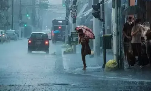 महाराष्ट्र में भारी बारिश का कहर जारी, मराठवाड़ा में हालात खराब, कई गांव जलमग्न महाराष्ट्र में भारी बारिश का कहर जारी, मराठवाड़ा में हालात खराब, कई गांव जलमग्न