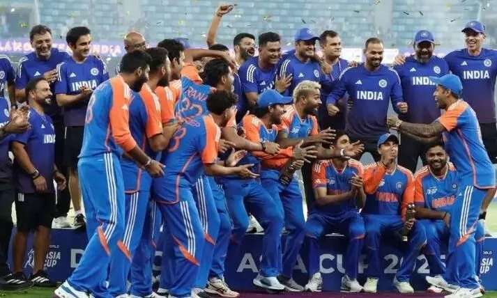 विनिंग ट्रॉफी लेने से अगर कोई भी टीम मना करती है, तो जानें कौन संभालेगा वो ट्रॉफी? विनिंग ट्रॉफी लेने से अगर कोई भी टीम मना करती है, तो जानें कौन संभालेगा वो ट्रॉफी?