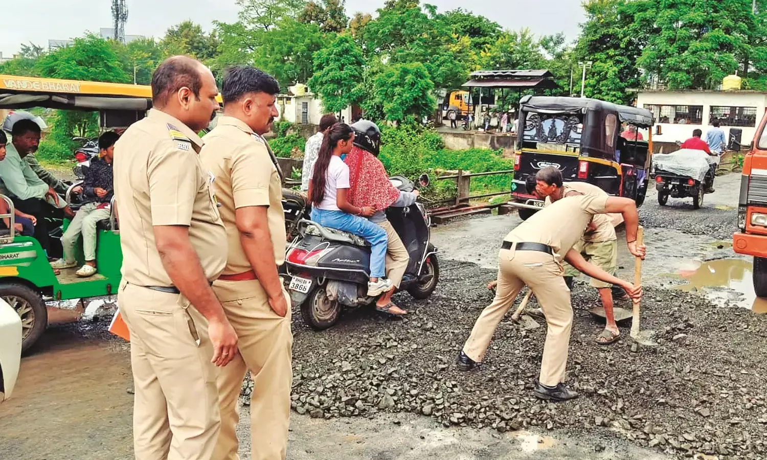 कलमना पुलिस ने सड़कों के गड्ढों को पाटा, रहवासियों ने भीन आगे आकर किया सहयोग