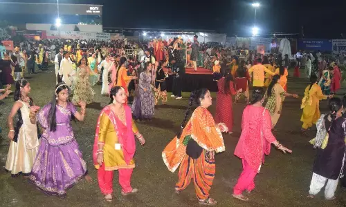 गरबा महोत्सव में उमड़ा जनसैलाब..खुशियों का अनलिमिटेड सेलिब्रेशन गरबा महोत्सव में उमड़ा जनसैलाब..खुशियों का अनलिमिटेड सेलिब्रेशन