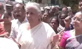 केंद्रीय वित्त मंत्री निर्मला सीतारमण और केंद्रीय मंत्री डॉ. एल. मुरुगन करूर में भगदड़ स्थल और मेडिकल कॉलेज पहुंचे