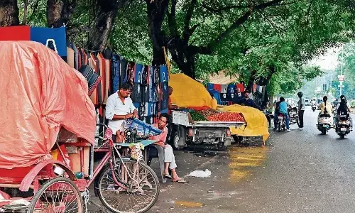 निगम की लापरवाही से अतिक्रमण करने वालों को मिली खुली छूट, राहगीर परेशान