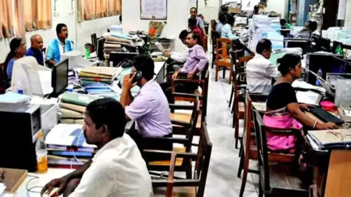 बाढ़ राहत के लिए सरकारी चतुर्थ श्रेणी कर्मचारियों ने एक दिन का वेतन किया दान बाढ़ राहत के लिए सरकारी चतुर्थ श्रेणी कर्मचारियों ने एक दिन का वेतन किया दान