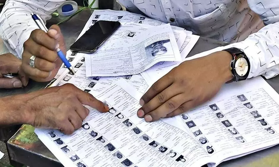 विधानसभा चुनाव से पहले EC ने जारी की फाइनल वोटर लिस्ट, 14 लाख नए वोटर्स को किया शामिल, यहां देखें पूरा डाटा विधानसभा चुनाव से पहले EC ने जारी की फाइनल वोटर लिस्ट, 14 लाख नए वोटर्स को किया शामिल, यहां देखें पूरा डाटा