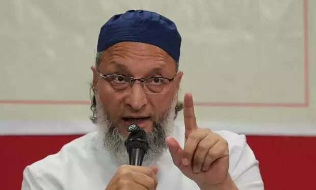 ओवैसी का निशाना - बोले दिल्ली में बैठे जादूगर ने किया दो पीढ़ियों का नुकसान ओवैसी का निशाना - बोले दिल्ली में बैठे जादूगर ने किया दो पीढ़ियों का नुकसान
