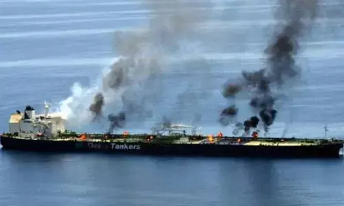 अदन की खाड़ी में हॉलैंड का झंडा लगे एक कार्गो जहाज पर मिसाइल से हमला, जहाज छोड़कर भागे क्रू मेबर्स अदन की खाड़ी में हॉलैंड का झंडा लगे एक कार्गो जहाज पर मिसाइल से हमला, जहाज छोड़कर भागे क्रू मेबर्स