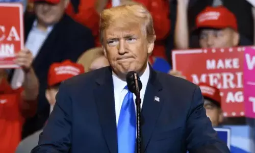 ट्रंप सरकार पर फंडिंग का मंडराया खतरा, आधी रात तक खत्म हो जाएगा पूरा पैसा?