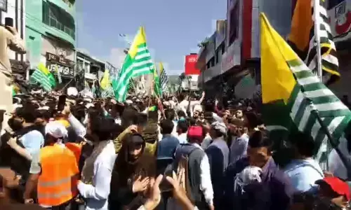 पाकिस्तानी सरकार की उड़ी निंद, पीओके में सुरक्षाकर्मियों को सड़कों पर दौड़ाया पाकिस्तानी सरकार की उड़ी निंद, पीओके में सुरक्षाकर्मियों को सड़कों पर दौड़ाया