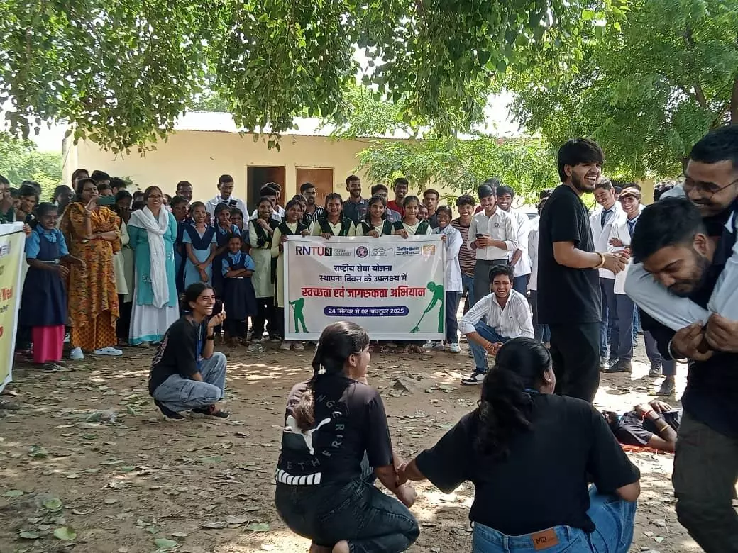 राष्ट्रीय सेवा योजना स्थापना दिवस पर गोद ग्राम में चलाया स्वच्छता अभियान राष्ट्रीय सेवा योजना स्थापना दिवस पर गोद ग्राम में चलाया स्वच्छता अभियान